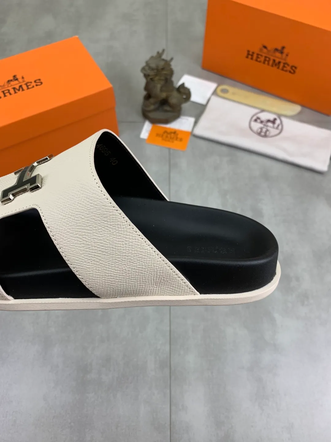 Men's shoes 💰P440 New [HERMES] high-end quality new Hermès slippers, made of imported calfskin, wear-resistant and non-slip rubber outsole. Fashionable and elegant code number: 39-44 (38 45 46 customized)